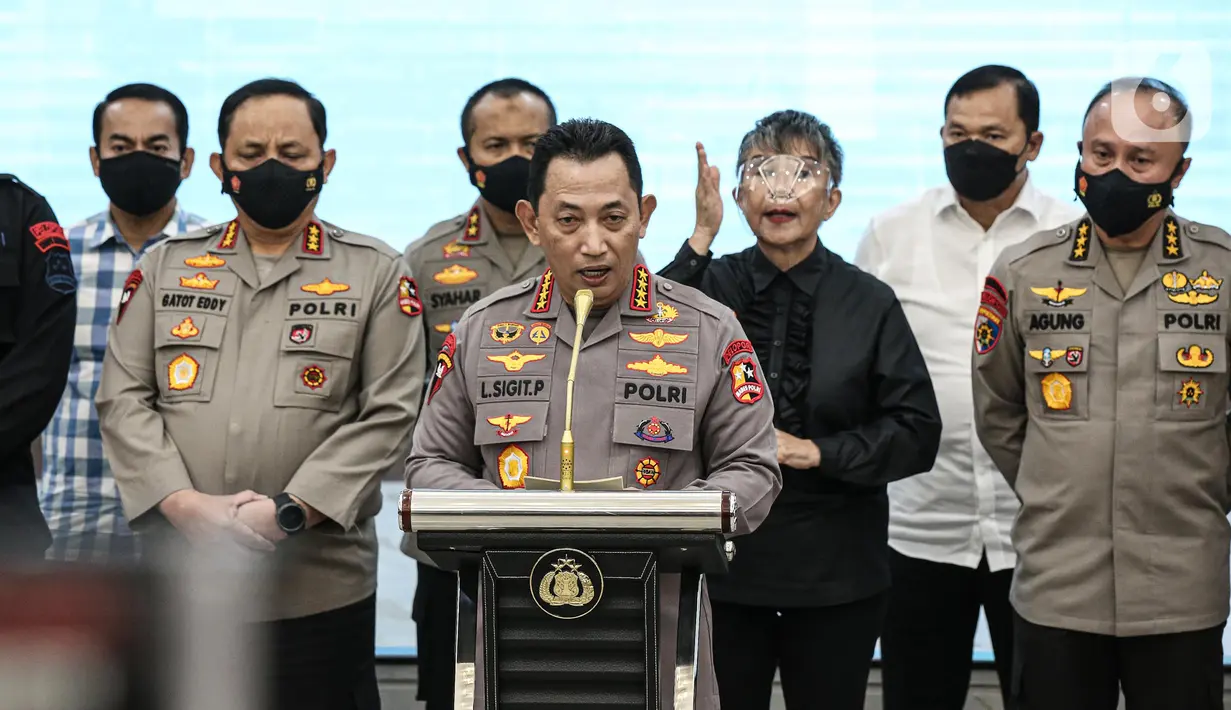 Kapolri Jenderal Listyo Sigit Prabowo bersama jajaran terkait menyampaikan konferensi pers di Gedung Rupatama Mabes Polri, Jakarta, Selasa (9/8/2022). Mantan Kepala Divisi Profesi dan Pengamanan Polri Irjen Ferdy Sambo ditetapkan sebagai tersangka dalam kasus pembunuhan ajudannya, Brigadir J alias Nofriansyah Yoshua Hutabarat. (Liputan6.com/Faizal Fanani)