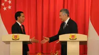 Presiden Jokowi dan PM Singapura Lee Hsien Liong melakukan konperensi pers bersama, di Istana Kepresidenan Singapura, Selasa (28/7) (setkab.go.id)