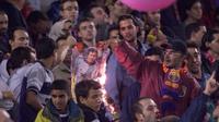 Para pendukung Barcelona membakar poster gelandang Real Madrid, Luis Figo. (AFP/Christophe Simon)