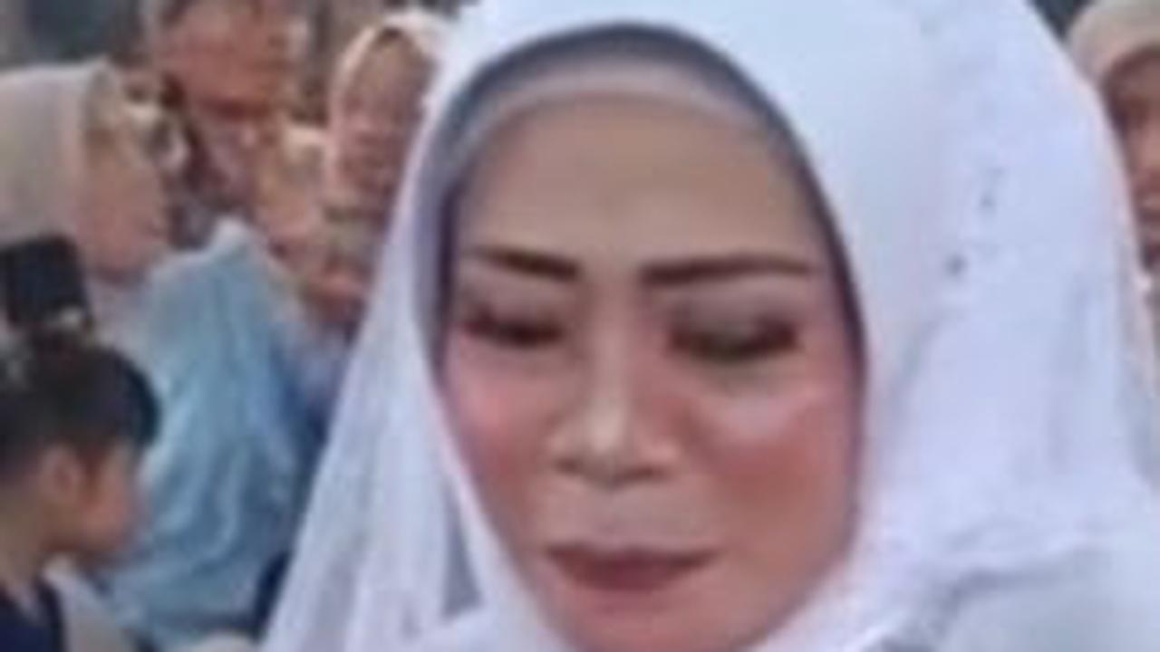 Beda 20 Tahun, Perempuan Ini Menikah dengan Teman dari Anaknya