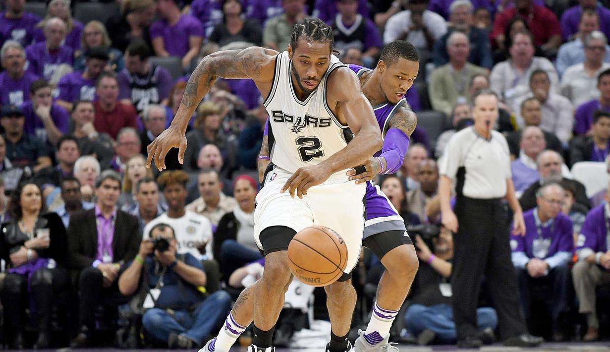 Pemain San Antonio Spurs, Kawhi Leonard #2 berebut bola dengan pemain Sacramento Kings, Ben McLemore #23 of the Sacramento Kings pada ajang NBA di Golden 1 Center, Sacramento, California, Kamis (27/10/2016). (AFP/Thearon W. Henderson/Getty Images)