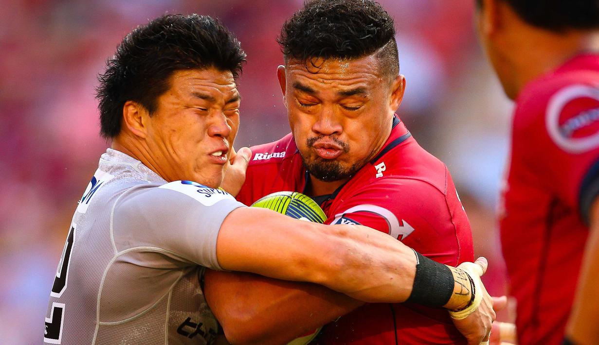 Pemain Queensland Reds, Hendrik Tui (kanan)  berebut bola dengan pemain Sunwolves, Harumichi Tatekawa (kiri) pada laga Super Rugby di Suncorp Stadium, Brisbane, (21/5/2016). (AFP/Patrick Hamilton)