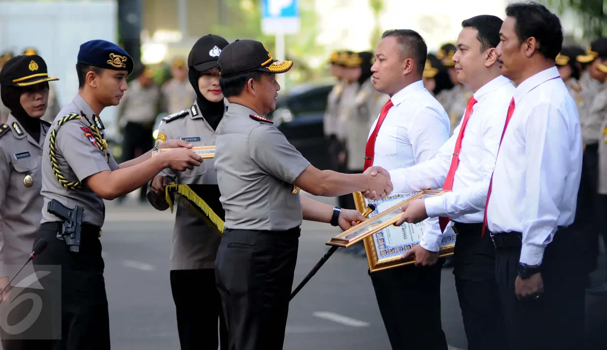 Kapolri Jenderal Tito Karnavian mengucapkan selamat kepada anggota yang mendapat penghargaan di Polda Metro Jaya, Jakarta, Rabu (18/1). Penghargaan diberikan atas prestasi pengungkapan kasus perampokan Pulomas dengan cepat. (Liputan6.com/Gempur M Surya)