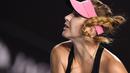 Petenis Swiss, Belinda Bencic saat beraksi melawan petenis Ukraine, Kateryna Bondarenko pada hari ke-5 turnamen tenis Australian Open 2016, di Melbourne, Jumat (22/1/2016). (AFP/Greg Wood)