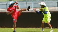 Asisten pelatih Arema, Kuncoro (kiri), berakting berkelahi dengan Hamka Hamzah. (Bola.com/Iwan Setiawan)