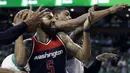 Aksi pemain Washington Wizards, Markieff Morris saat mencoba melewati adangan para pemain Celtics pada gim ketujuh semifinal NBA Wilayah Timur di TD Garden, Boston, (15/5/2017). Boston Celtics menang 115-105. (AP/Charles Krupa)