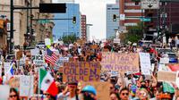 Para pengunjuk rasa berbaris menentang Penegakan Imigrasi dan Bea Cukai (ICE) pada 10 Juni 2025 di Denver, Colorado, Amerika Serikat. (Michael Ciaglo/Getty Images North America/Getty Images via AFP)