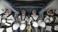 (Dari kiri): Butch Wilmore dari NASA, Aleksandr Gorbunov dari Roscosmos, dan Nick Hague serta Suni Williams dari NASA terlihat berada di dalam pesawat ruang angkasa SpaceX Crew Dragon di atas kapal pemulihan Megan tak lama setelah pendaratan pada hari Selasa. Gambar NASA/Getty Images