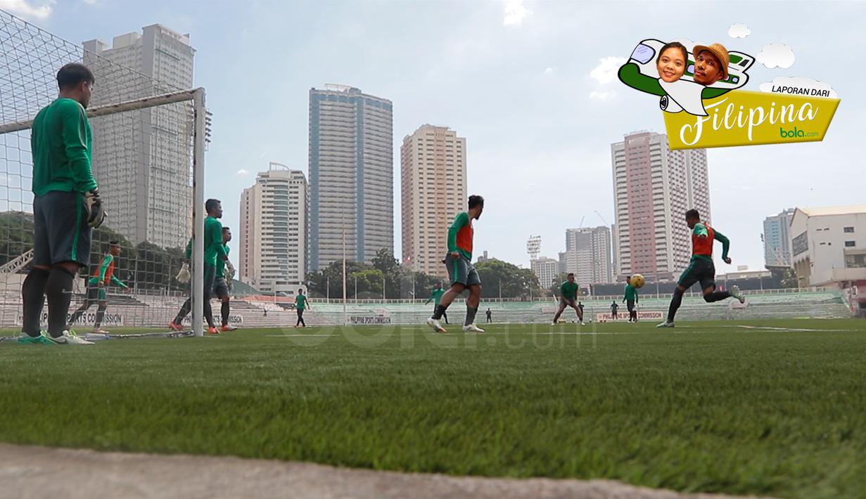 Para pemain Timnas Indonesia melakukan latihan di Stadion Rizal Memorial Commissions, Manila, (23/11/2016).  (Bola.com/Nicklas Hanoatubun)