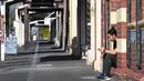 Seorang pekerja beristirahat di sebuah kafe yang biasanya ramai saat kota itu mengalami penguncian keenam saat memerangi wabah varian Delta dari coronavirus di Melbourne (25/8/2021). (AFP/William West)