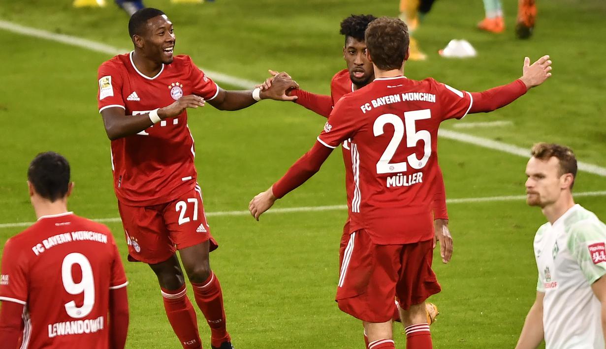Striker Bayern Munich, Kingsley Coman (kedua dari kanan), merayakan gol bersama David Alaba (kiri) dan Thomas Mueller dalam laga lanjutan Liga Jerman pekan ke-8 melawan Werder Bremen di Allianz Arena, Sabtu (21/11/2020). Bayern bermain imbang 1-1 dengan Werder Bremen. (AFP/Lukas Barth/Pool)