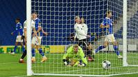 Striker Brighton, Viktor Gyokeres, saat mencetak gol ke gawang Portsmouth pada laga Piala Inggris di Falmer Stadium, Jumat (18/9/2020) dini hari WIB. Brighton menang 4-0 atas Portsmouth. (AFP/Glyn Kirk/pool)