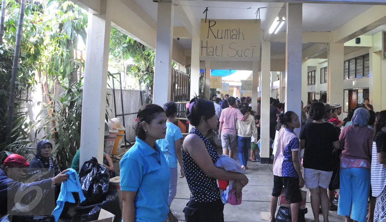 Rumah Hati Suci menggelar Pasar Murah dalam rangka berbagi di Bulan Ramadan, Jakarta, Minggu (21/6/2015). Warga terlihat  antusias membeli pakaian di pasar murah tersebut. (Liputan6.com/Herman Zakharia)