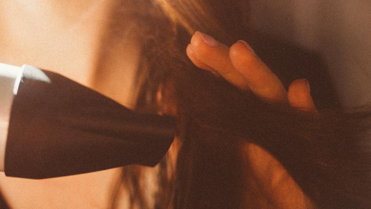 Tips Menggunakan Hairdryer tanpa Merusak Rambut