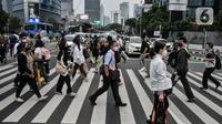 Aktivitas pekerja saat jam pulang kantor di kawasan Sudirman, Jakarta Pusat, Kamis (29/9/2022). 
Menurut Riza Patria, pencabutan status pandemi menjadi pandemi merupakan kewenangan pemerintah pusat. (merdeka.com/Iqbal S Nugroho)