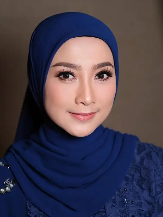 Soal riasan, Desy Ratnasari mempercayakannya pada MUA @vivithalib. Wajah Desy tampak dipulas dengan riasan flawless dalam rona soft peach yang lembut, natural, dan segar. [@vivithalib].
