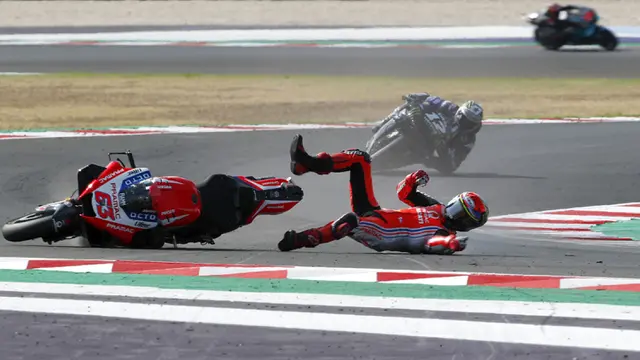 FOTO: Detik-Detik Francesco Bagnaia Terjatuh Saat Memimpin Balapan
