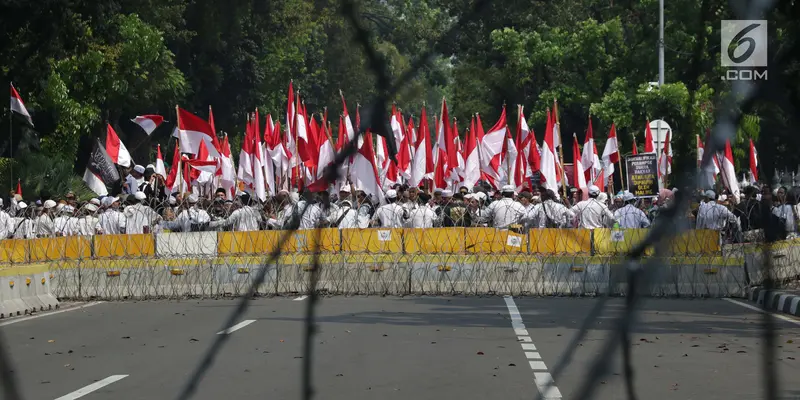 Massa Aksi Sidang MK Bertahan di Jalan Medan Merdeka Barat