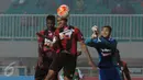 Bek Persipura, Ricardo Salampessy (tengah) melakukan sundulan saat laga melawan PS TNI di lanjutan Torabika Soccer Championship presented by IM3 Ooredoo di Stadion Pakansari Kab Bogor, Minggu (19/6). Persipura unggul 3-1. (Liputan6.com/Helmi Fithriansyah)