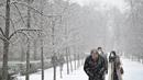 Orang berjalan saat salju turun di Madrid (7/1/2021). Badan cuaca Aemet mengatakan bahwa Kepulauan Canary sudah merasakan dampak Filomena melalui angin kencang, laut yang ganas dan curah hujan yang tinggi. (AFP/Gabriel Bouys)