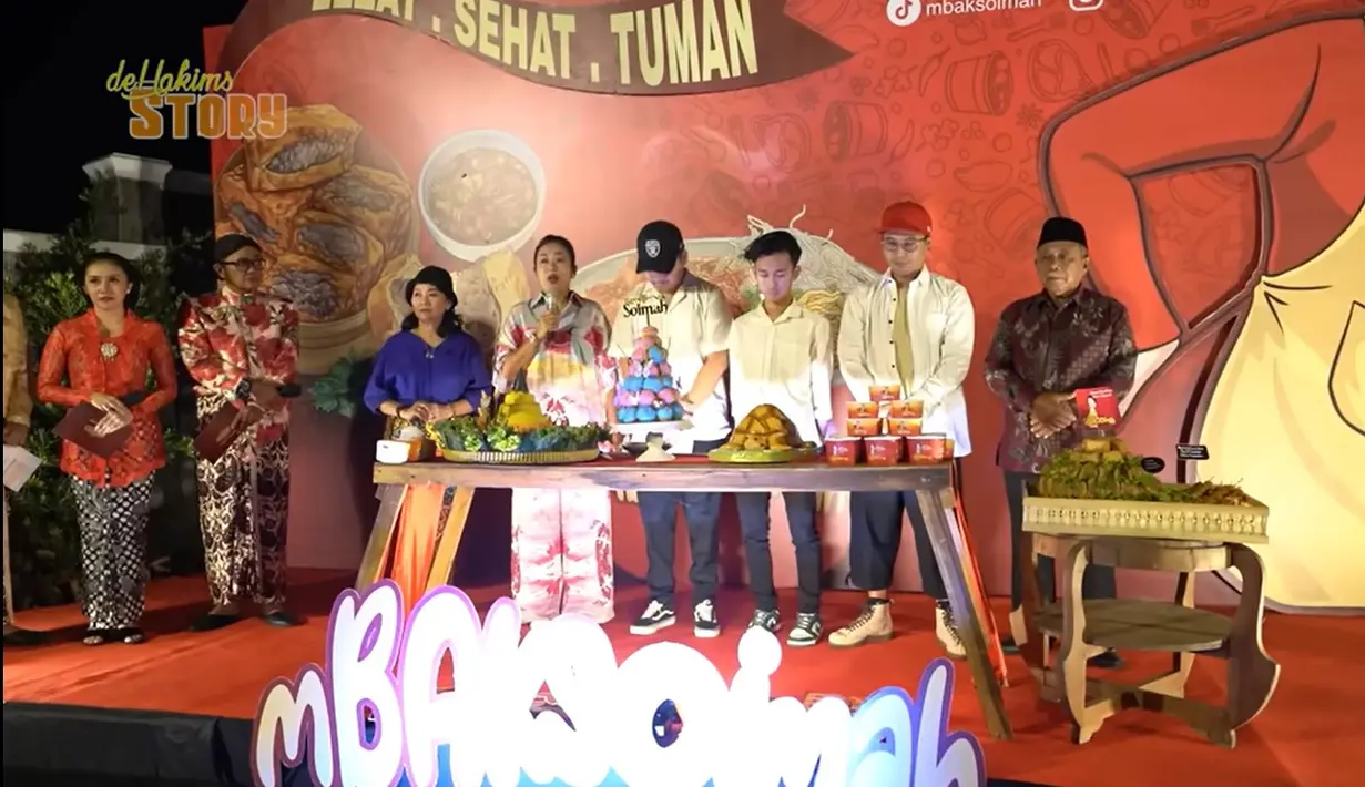 Tiup lilin didampingi orang-orang tercinta yang mendampingi karirnya hingga sukses. Suami Soimah, Koko dan anak-anaknya mengenakan kemeja putih. Sedangkan yang mengenakan batik merupakan ayah dari suaminya. Sedangkan berbaju biru adalah perempuan yang membawa Soimah ke Jogja, Bibinya. [Youtube/deHakims Story]