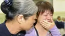 Keluarga korban jatuhnya pesawat TransAsia Airways tampak menangis di Bandara Internasional Kaohsiung, Taiwan, Rabu (23/7/14). (REUTERS/Stringer)