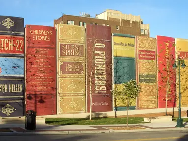 Perpustakaan yang dibangun oleh arsitek setempat bernama Bob Holloway ini berbentuk buku-buku besar yang terjejer dengan rapi. Konon, penduduk lokal yang menentukan 22 judul buku yang sangat berpengaruh bagi kota Kansas itu sendiri. (gizmodo.com.au)
