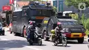 Mobil polisi terparkir di sekitar Pengadilan Negeri Jakarta Selatan, Senin (4/1/2021). Pengamanan ratusan aparat kepolisian dilakukan untuk mengantisipasi pergerakan masa pada saat sidang praperadilan Rizieq Shihab. (Liputan6.com/Angga Yuniar)