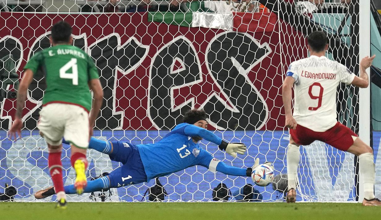 Ochoa tercatat mampu membuat dua penyelamatan krusial pada matchday pertama Grup E Piala Dunia 2022 melawan Polandia. Bukan hanya itu saja, pria 37 tahun itu sukses menepis bola tendangan penalti yang dilesatkan oleh Lewandowski. (AP/Themba Hadebe)
