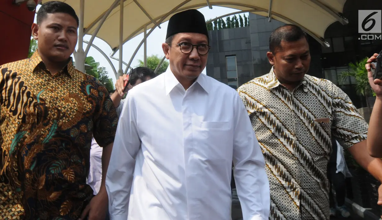Menteri Agama Lukman Hakim Saifuddin meninggalkan gedung Komisi Pemberantasan Korupsi (KPK) usai memenuhi panggilan penyidik di Jakarta, Rabu (22/5/2019). Kehadiran Menag Lukman untuk dimintai keterangan terkait penyelidikan kasus penyelenggaraan haji. (merdeka.com/Dwi Narwoko)