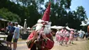 Pengunjung festival menghadiri festival Glastonbury Hari ke-2 di desa Pilton di Somerset, barat daya Inggris, pada 22 Juni 2023. Festival berlangsung dari 21 Juni hingga 26 Juni. (Photo by Oli SCARFF / AFP)