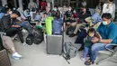 <p>Pemudik menunggu jadwal keberangkatan kereta mereka di Stasiun Pasar Senen, Jakarta, Selasa (26/4/2022). Sepekan menjelang Lebaran, lonjakan jumlah penumpang kereta api sudah mulai terlihat pada Selasa siang ini, dan diperkirakan akan terus bertambah hingga 30 April atau H-2 Idul Fitri. (Liputan6.com/Faizal Fanani)</p>
