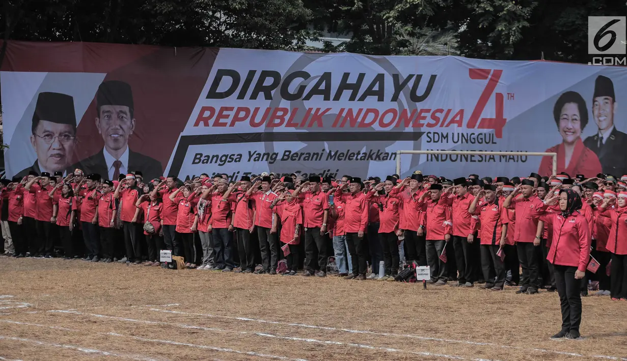 Ratusan kader dan simpatisan partai PDIP hadir mengikuti upacara HUT ke-74 RI di Jakarta, Sabtu (17/8/2019). Upacara HUT ke-74 Kemerdekaan RI tersebut diikuti ribuan kader dan simpatisan partai PDIP. (Liputan6.com/Faizal Fanani)