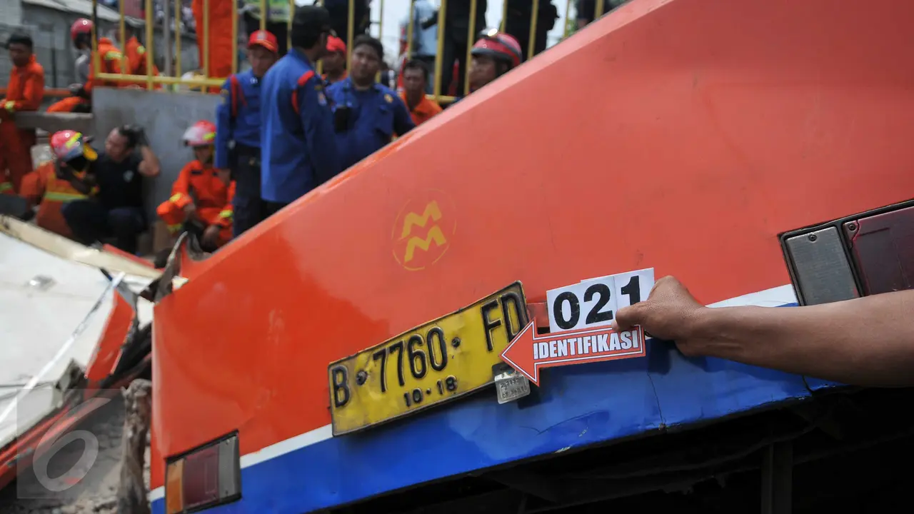 20151206- Tabrakan Kereta dengan Metromini-Jakarta-Gempur M Surya