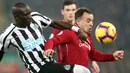 Pemain Newcastle United, Mohamed Diame berebut bola dengan pemain Liverpool Xherdan Shaqiri pada pertandingan Liga Inggris di Stadion Anfield, Rabu (26/12). Liverpool berpesta gol ke gawang Newcastle United, 4-0. (AP/Jon Super)