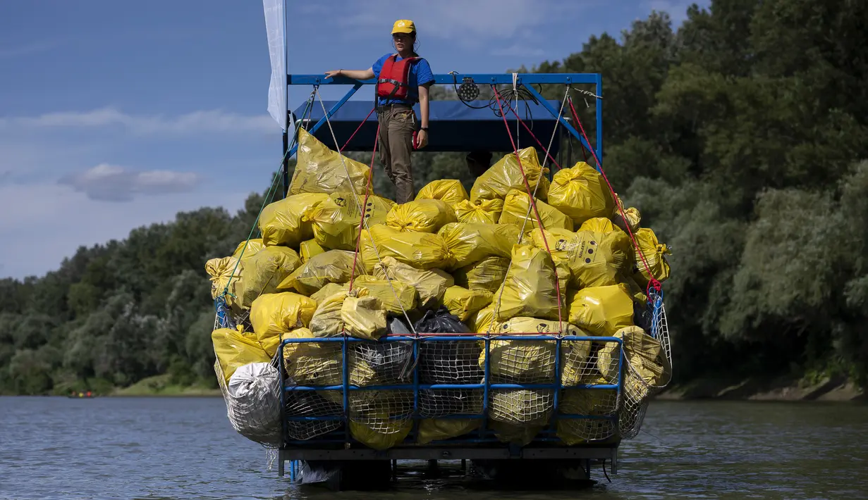 Ribuan botol plastik berlumpur, potongan styrofoam, dan sampah lain yang tergenang air ditumpuk di atas trailer flatbed di tepi Sungai Tisza di Hongaria - satu metrik ton sampah yang diangkat dengan tangan dari saluran air dan dataran banjir dalam satu hari. (AP Photo/Denes Erdos)