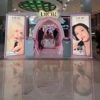 Pop-up ini hadir untuk merayakan peluncuran Dior Addict Glass Lipstick, inovasi terbaru dari Dior yang menawarkan kilau bibir ultra-shine dengan tampilan yang memadukan efek glossy dan sparkly dalam satu produk. [Dok/Fimela/Hilda Irach].
