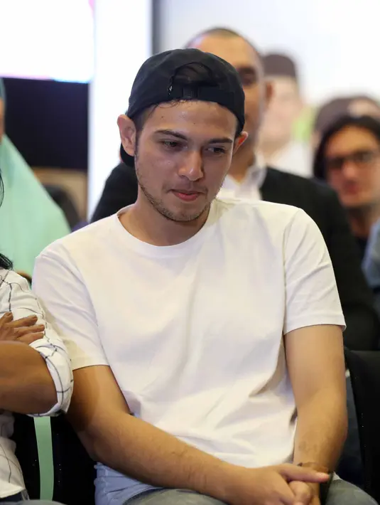 "Kita lagi masih sama-sama belajar jalanin yang serius. Tinggal nunggu panggilan dari hati, Insya allah kalo jodoh nggak kemana, doain aja," sambungnya. (Nurwahyunan/Bintang.com)