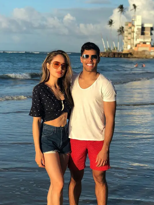 Selebritas Cinta Laura berofoto bersama pria yang diduga kekasihnya Frank Garcia saat berlibur di sebuah pantai. (instagram.com/soyfrankgarcia)