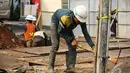 Seorang pekerja menggali jalan untuk pembangunan rancangan Sodetan Sungai Ciliwung terpampang di di Jalan Otista 3, Jakarta Timur, Selasa (13/5/2014) (Liputan6.com/Faizal Fanani)