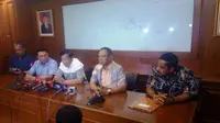 Moeldoko secara resmi menyerahkan berkas pendaftaran calon ketua umum PSSI, Senin (5/9/2016). (Bola.com/Benekditus Gerendo Pradigdo)