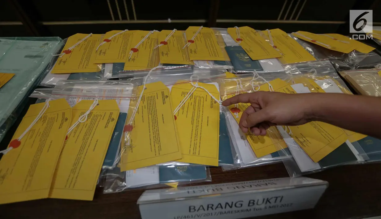 Sejumlah barang bukti paspor diperlihatkan saat rilis pengungkapan kasus tindak pidana perdagangan orang di Gedung Bareskrim, Jakarta, Kamis (21/12). Dalam rilis tersebut Bareskrim mengamankan sebanyak enam orang tersangka. (Liputan6.com/Faizal Fanani)
