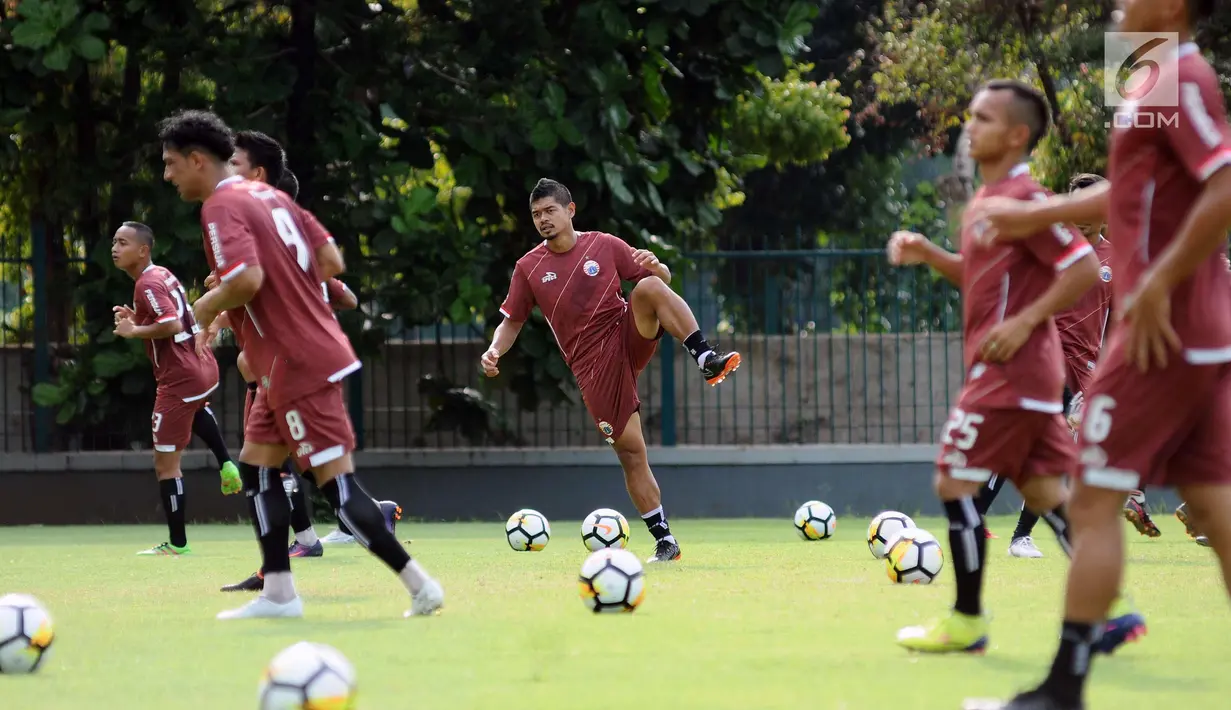 Pemain Persija, Bambang Pamungkas (tengah) melakukan pemanasan saat latihan resmi di Lapangan A Senayan, Jakarta, Selasa (27/2). Persija akan menjamu Tampines Rovers FC pada laga grup H Piala AFC 2018, Rabu (28/2). (Liputan6.com/Helmi Fithriansyah)