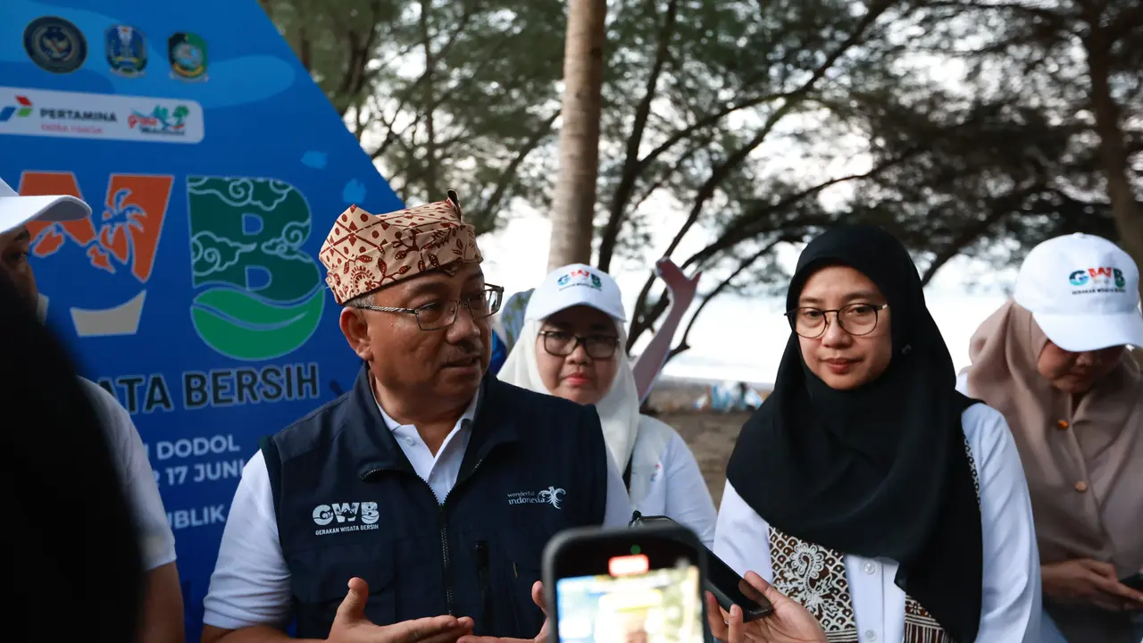 Deputi Pengembangan Destinasi dan Infrastruktur Kementerian Pariwisata Hariyanto  (kanan) didampingi Bupati Banyuwangi Ipuk Fiestiandani menjelaskan terkiat pengembangan wisata Bali Barat (Istimewa)