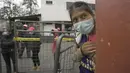 Seorang wanita menunggu ibunya yang mendapatkan vaksin COVID-19 di Pillaro, Kamis (8/7/2021). Ekuador meningkatkan vaksinasi menjadi 200.000 orang per hari dalam upaya untuk memastikan 9 juta warga divaksinasi dalam 100 hari pertama pemerintahan Presiden Guillermo Lasso. (AP Photo/Dolores Ochoa)