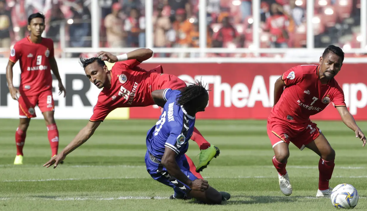 Gelandang Persija Jakarta, Ramdani Lestaluhu, berusaha merebut bola saat melawan Becamex Binh Duong FC pada laga Piala AFC di SUGBK, Jakarta, Selasa (26/2). Kedua klub bermain imbang 0-0. (Bola.com/M. Iqbal Ichsan)