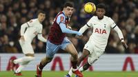 Striker Burnley, Zeki Amdouni (kiri) berebut bola dengan bek Tottenham Hotspur, Emerson Royal pada laga putaran ketiga Piala FA 2023/2024 di Tottenham Hotspur Stadium, London, Sabtu (6/1/2024) dini hari WIB. (AP Photo/Ian Walton)
