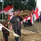 Semangat emak-emak asal Kuningan Jawa Barat memeriahkan HUT ke 74 RI dengan memasang ribuan bendera di Gedung Perundingan Linggarajati. Foto (Liputan6.com / Panji Prayitno)