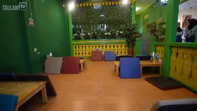 Potret Warung Makan Milik Ayah Ojak yang Berkonsep Betawi, Pakai Desain Sendiri