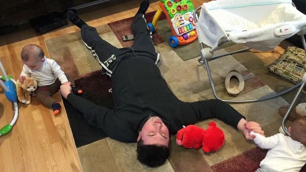 7 Potret Kocak Saat Ayah Harus Mengurus Anaknya